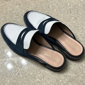 COLE HEEN Stassi Penny Mule
Women's
BLUE NAVY
Heel Height: 1⁄4 in